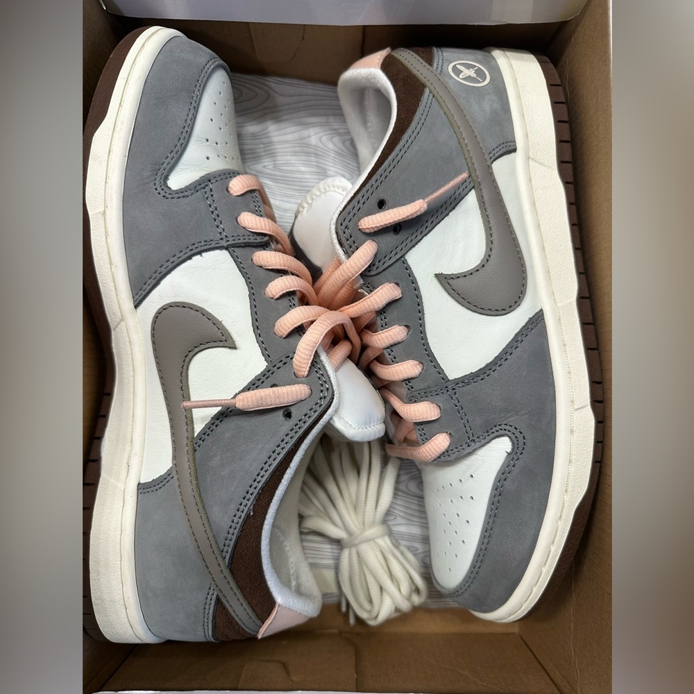NIKE SB DUNK LOW MENS YUTO HORIGOME Gray and White Sneakers with Pink Accents